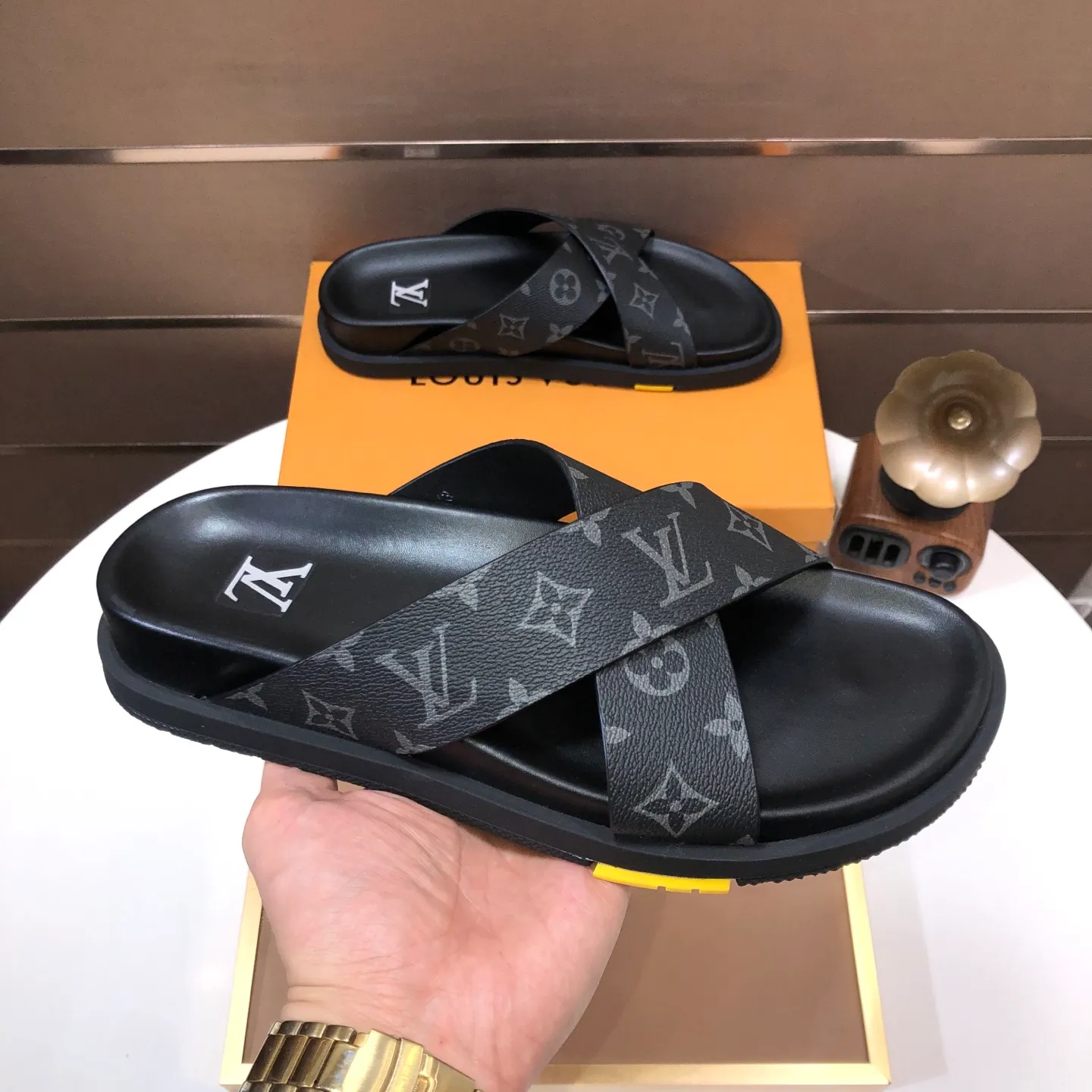 Men's shoes 💰400💰 [Louis Vuitton LV slippers] (high-end cowhide) counter 1:1 fashion style, a must-have for summer! The designer used LV’s iconic outsole. The original simple slippers instantly become fashionable! The upper is made of flexible special cowhide leather straps alternately, and the workmanship is exquisite! A must-have for stylish men in summer, size 38-45 (45 customized)